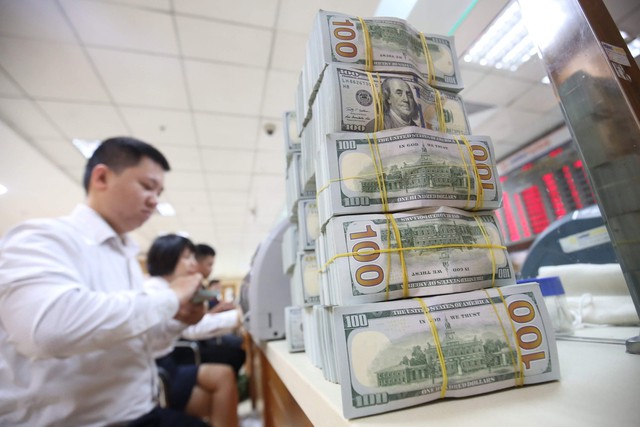 Giá USD hôm nay 3.10.2023: Ngân hàng tăng vượt 24.500 đồng - Ảnh 1.