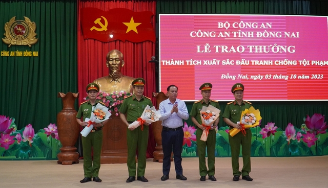 Khen thưởng đột xuất vụ bắt nghi phạm bắt cóc trẻ em đòi 2 tỉ đồng - Ảnh 1.