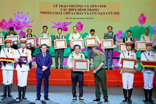 TMP nhận bằng khen về công tác phòng cháy chữa cháy và cứu nạn cứu hộ - Ảnh 1. TMP nhận bằng khen về công tác phòng cháy chữa cháy và cứu nạn cứu hộ - Ảnh 1.