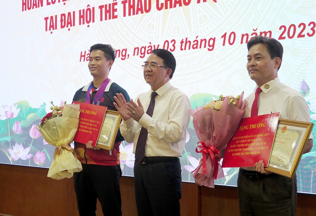 Hải Phòng khen thưởng 2 bố con vận động viên bắn súng Phạm Quang Huy - Ảnh 1.
