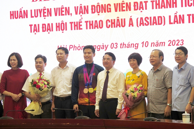 Hải Phòng khen thưởng 2 bố con vận động viên bắn súng Phạm Quang Huy - Ảnh 2.