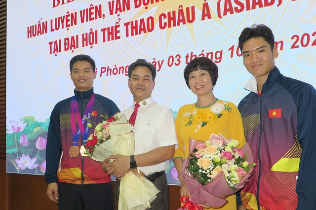 Hải Phòng khen thưởng 2 bố con vận động viên bắn súng Phạm Quang Huy - Ảnh 3.