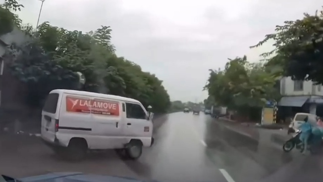 Xe 'su cóc' sang đường như tự sát, suýt gây tai nạn liên hoàn - Ảnh 2. Xe 'su cóc' sang đường như tự sát, suýt gây tai nạn liên hoàn - Ảnh 2.