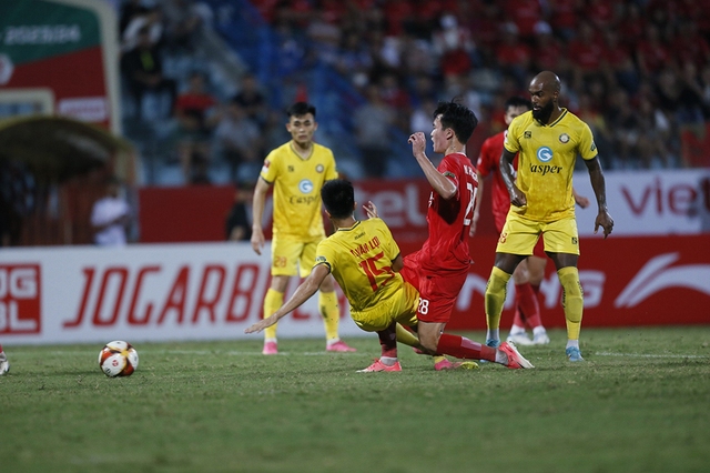 Lăng kính V-League và hành trình World Cup đầy nhọc nhằn - Ảnh 1.