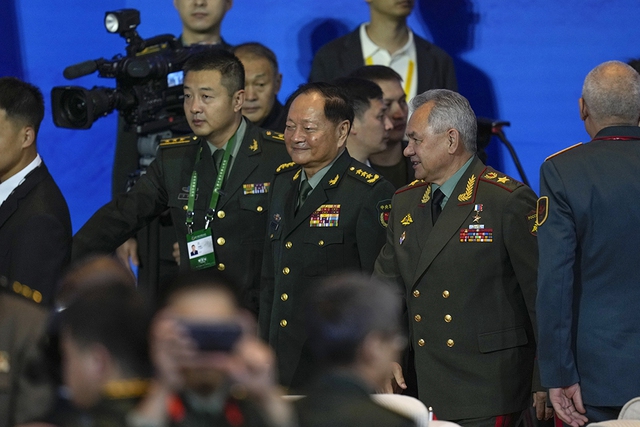 Thượng tướng Trương Hựu Hiệp (giữa) và Bộ trưởng Sergei Shoigu (phải) tại Diễn đàn Hương Sơn Bắc Kinh ngày 30.10Ảnh: AP
