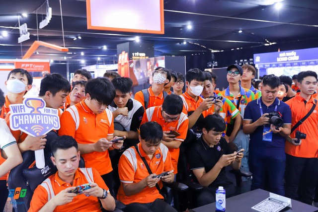 Các game thủ tại khu vực trải nghiệm đường truyền dành riêng cho trải nghiệm gaming của FPT Telecom
