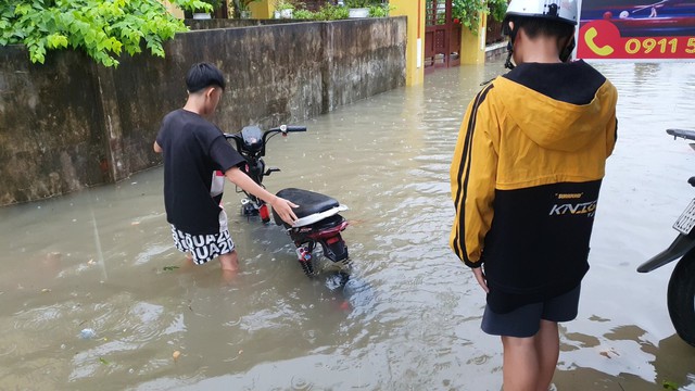 Mưa lớn, người dân TP.Đồng Hới bàng hoàng khi nước vào nhà quá nhanh - Ảnh 5.