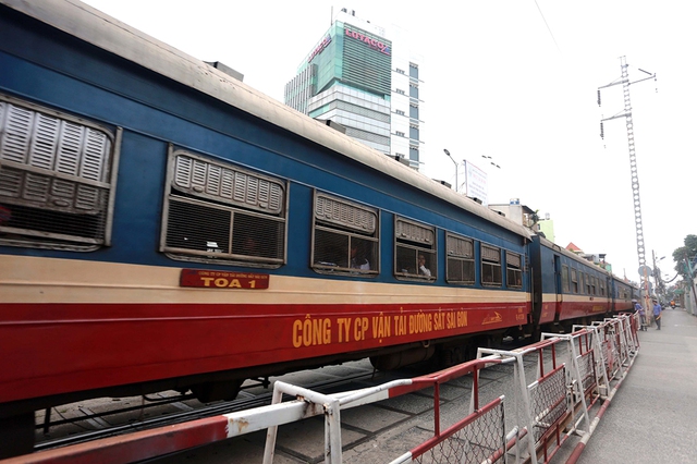 Bức tranh trái chiều của đường sắt và hàng không - Ảnh 1. Bức tranh trái chiều của đường sắt và hàng không - Ảnh 1.