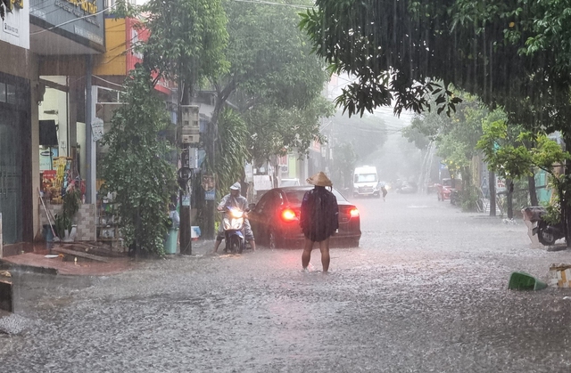 Mưa cực lớn, nhiều tuyến đường giữa lòng TP.Đồng Hới nhanh chóng 'thất thủ' - Ảnh 3.