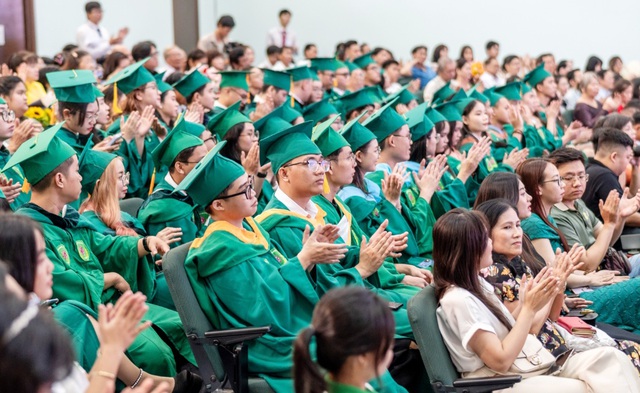 Đại học Tân Tạo làm lễ tốt nghiệp cho 61 sinh viên - Ảnh 2. Đại học Tân Tạo làm lễ tốt nghiệp cho 61 sinh viên - Ảnh 2.