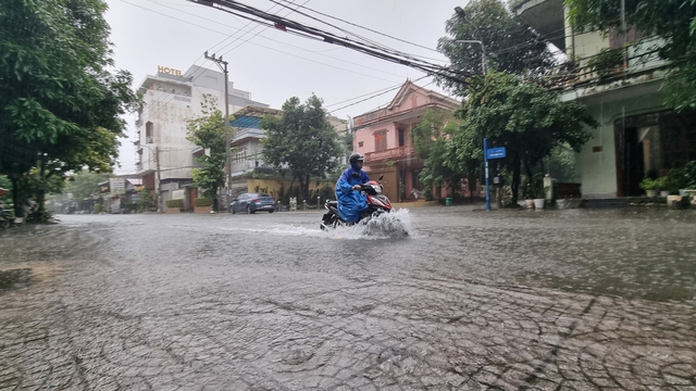 Mưa cực lớn, nhiều tuyến đường giữa lòng TP.Đồng Hới nhanh chóng 'thất thủ' - Ảnh 7.