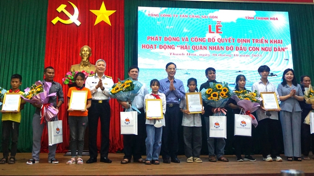Tổng công ty Tân Cảng Sài Gòn nhận đỡ đầu con ngư dân ở Thanh Hóa - Ảnh 1.