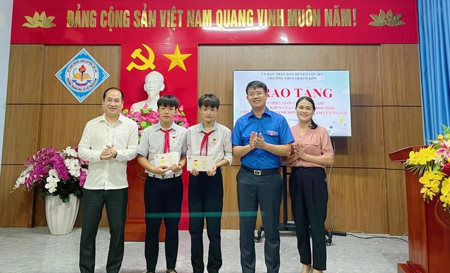 Trao tặng Huy hiệu 'Tuổi trẻ dũng cảm' cho 2 học sinh cứu người bị đuối nước - Ảnh 1.