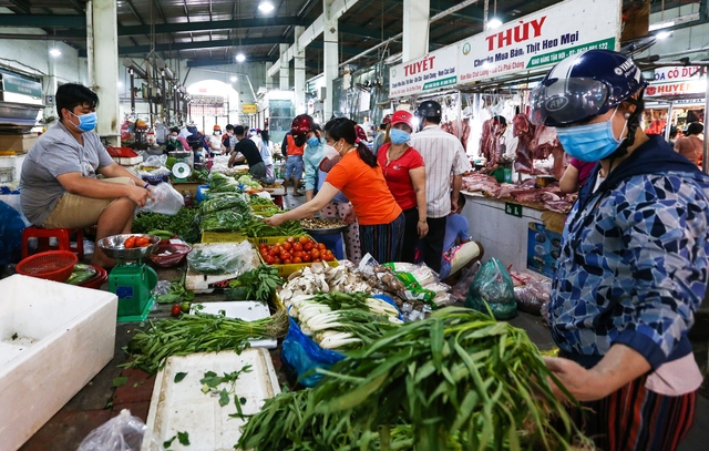 Người dân mua rau củ tại chợ Thảo Điền (TP.Thủ Đức) _ảnh Nhật Thịnh (3)