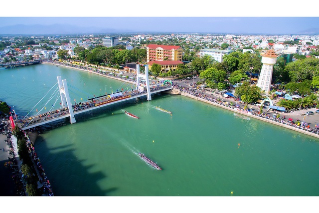 Lễ hội đua thuyền trên sông Cà Ty thành phố Phan Thiết thu hút đông người dân và du khách