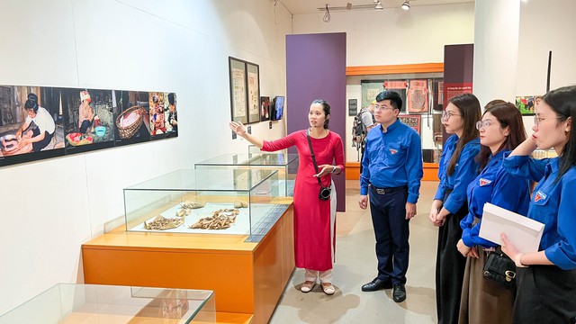 Đưa đoàn viên đến các địa điểm văn hóa: Một chương trình đầy ý nghĩa - Ảnh 4. Đưa đoàn viên đến các địa điểm văn hóa: Một chương trình đầy ý nghĩa - Ảnh 4.
