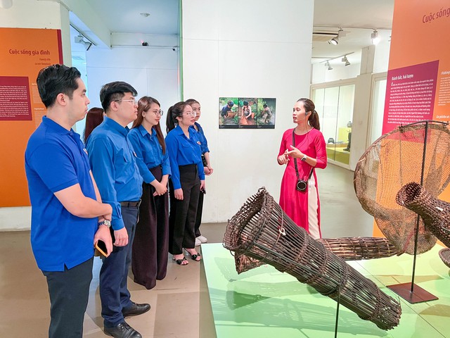 Đưa đoàn viên đến các địa điểm văn hóa: Một chương trình đầy ý nghĩa - Ảnh 3. Đưa đoàn viên đến các địa điểm văn hóa: Một chương trình đầy ý nghĩa - Ảnh 3.