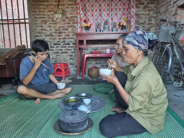 Ước mơ nhà mới của người phụ nữ chăm chồng, con bị thiểu năng - Ảnh 1.