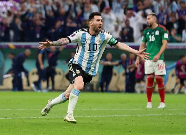 Messi làm nên lịch sử với lần thứ 8 đoạt giải 'Quả bóng vàng' - Ảnh 1.