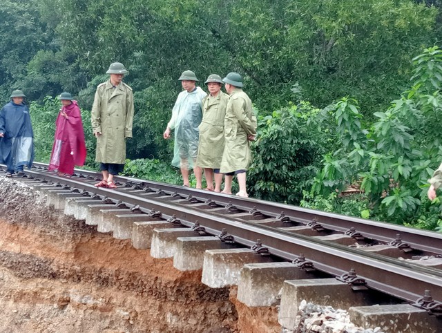 Sạt lở tuyến đường sắt bắc - nam qua Hà Tĩnh khiến giao thông bị tê liệt - Ảnh 3.