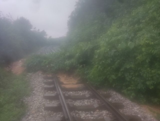 Sạt lở tuyến đường sắt bắc - nam qua Hà Tĩnh khiến giao thông bị tê liệt - Ảnh 2.