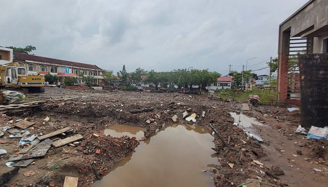 Cà Mau: Công trình trễ tiến độ thầy, trò phải chào cờ trong các lớp học - Ảnh 1. Cà Mau: Công trình trễ tiến độ thầy, trò phải chào cờ trong các lớp học - Ảnh 1.