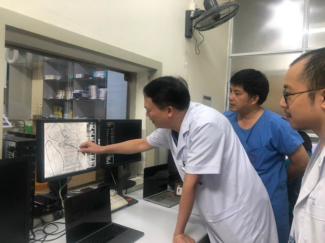 Lần đầu tiên Việt Nam thực hiện thay van trong van điều trị suy tim nặng - Ảnh 1. Lần đầu tiên Việt Nam thực hiện thay van trong van điều trị suy tim nặng - Ảnh 1.