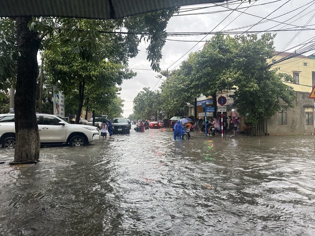 Quảng Bình: Lụt bất ngờ, phụ huynh nháo nhào đến trường, cõng con lội nước ra về - Ảnh 2.