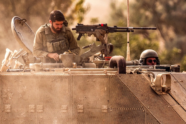 Israel đánh chặn tên lửa từ biển Đỏ, phá hủy nhà thủ lĩnh Hamas ở Bờ Tây - Ảnh 1. Israel đánh chặn tên lửa từ biển Đỏ, phá hủy nhà thủ lĩnh Hamas ở Bờ Tây - Ảnh 1.
