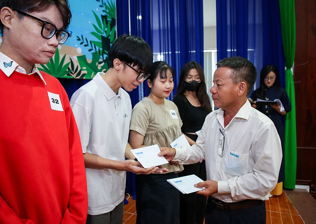 Trao học bổng Nguyễn Thái Bình - Báo Thanh Niên cho sinh viên vượt khó, học giỏi - Ảnh 1.
