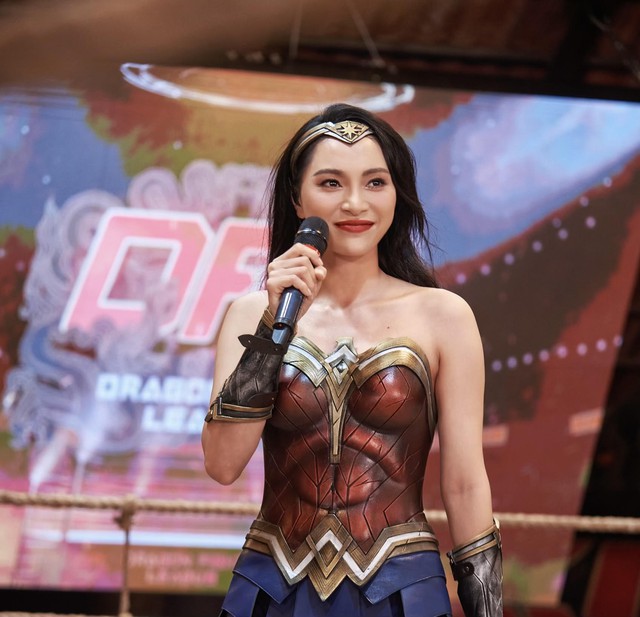 Diễn viên Hiền Ngô hóa 'Wonder Woman' làm MC bốc lửa tại giải đấu MMA Việt Nam - Ảnh 4.