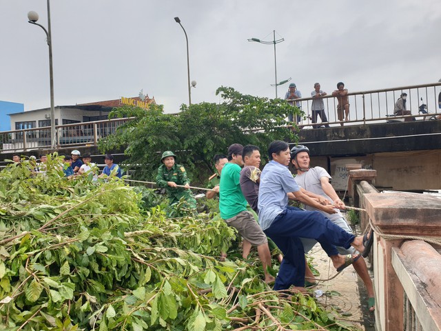 Quảng Bình: Đang neo đậu bên cầu Nhật Lệ, một tàu cá bất ngờ bị chìm - Ảnh 2.