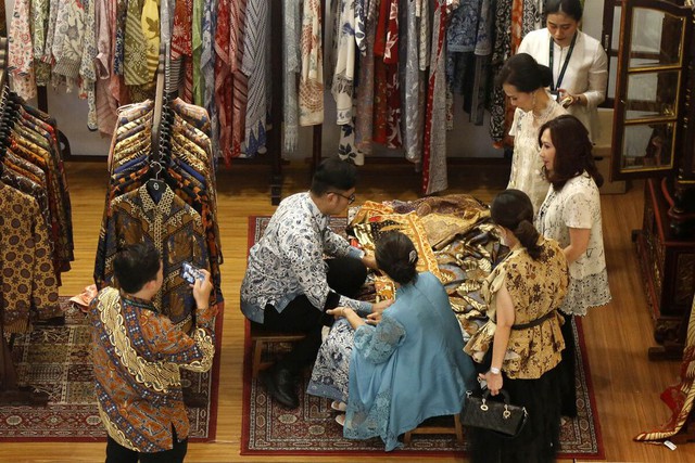 Đặt tour đến Indonesia tham quan xưởng dệt vải Batik thủ công trứ danh thế giới - Ảnh 8.