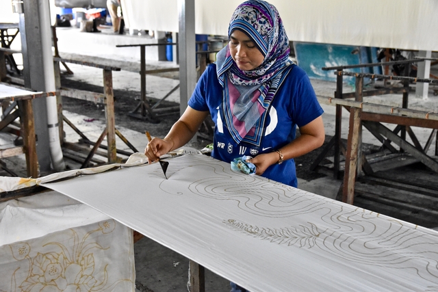 Đặt tour đến Indonesia tham quan xưởng dệt vải Batik thủ công trứ danh thế giới - Ảnh 9.