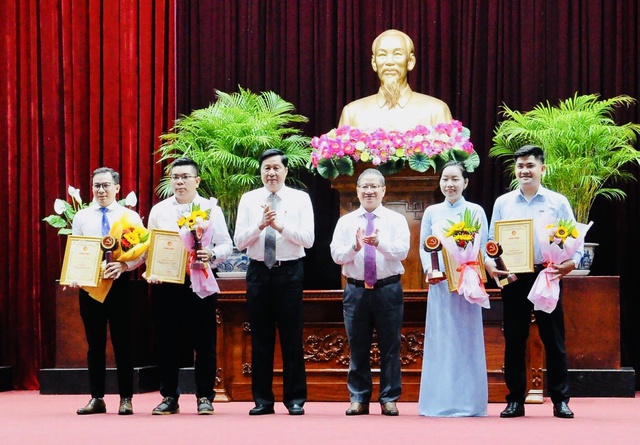Trao thưởng 50 tác phẩm đạt giải Búa liềm vàng TP.Cần Thơ năm 2023 - Ảnh 1. Trao thưởng 50 tác phẩm đạt giải Búa liềm vàng TP.Cần Thơ năm 2023 - Ảnh 1.