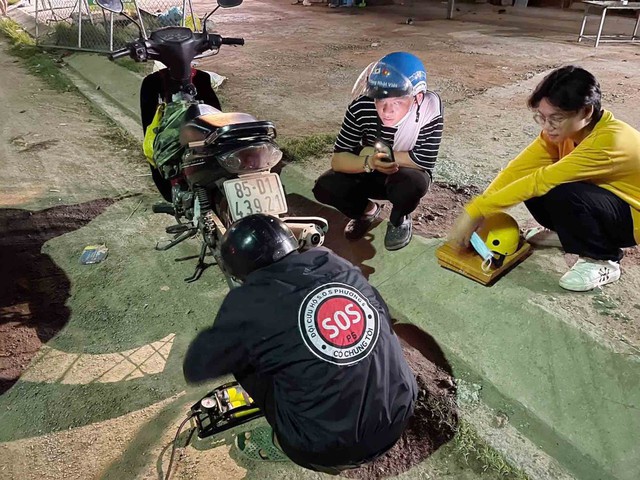 Đội cứu hộ giao thông xuyên đêm ở xứ dừa - Ảnh 2. Đội cứu hộ giao thông xuyên đêm ở xứ dừa - Ảnh 2.