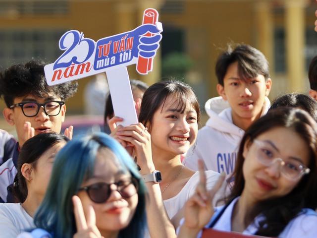 25 năm Tư vấn mùa thi: Hành trình của sự bền bỉ và đổi mới - Ảnh 2. 25 năm Tư vấn mùa thi: Hành trình của sự bền bỉ và đổi mới - Ảnh 2.