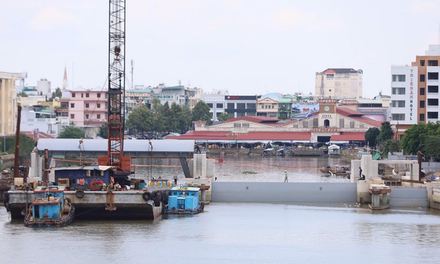 Trung tâm Cần Thơ 'thoát ngập' dù triều cường vượt báo động 3 - Ảnh 1.