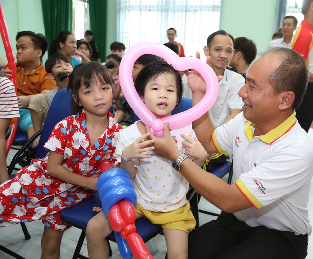 HDBank kết vòng tay lan tỏa hành trình 'Thành phố nghĩa tình - Kết nối yêu thương' - Ảnh 2. HDBank kết vòng tay lan tỏa hành trình 'Thành phố nghĩa tình - Kết nối yêu thương' - Ảnh 2.
