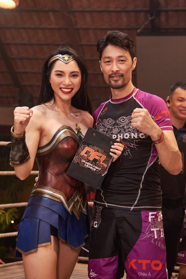 Diễn viên Hiền Ngô hóa 'Wonder Woman' làm MC bốc lửa tại giải đấu MMA Việt Nam - Ảnh 1.