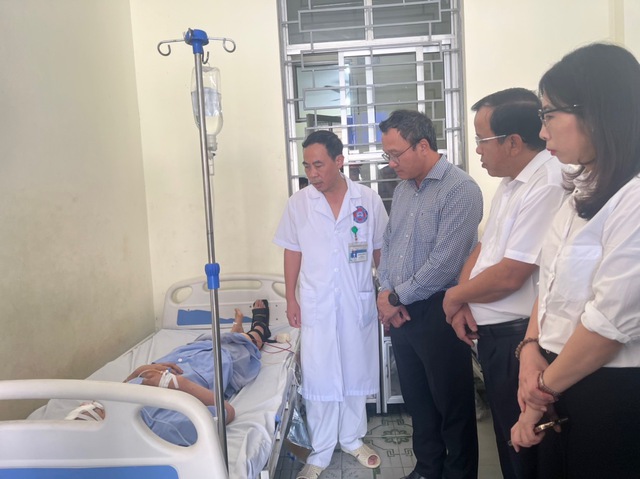 Vụ xe khách tông 2 xe đầu kéo: 15 nạn nhân đều ở Quảng Ninh - Ảnh 2.