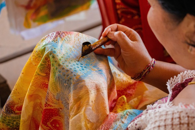 Đặt tour đến Indonesia tham quan xưởng dệt vải Batik thủ công trứ danh thế giới - Ảnh 7.
