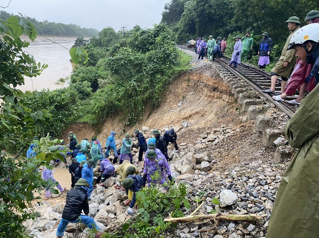 Mưa lũ ở Hà Tĩnh làm 2 người chết, hàng trăm nhà dân bị ngập lụt - Ảnh 1.