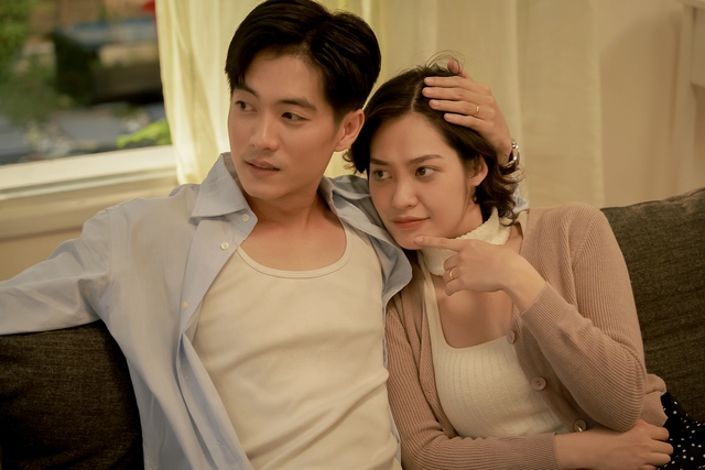 Nông Thúy Hằng thân thiết với hot boy 'Người ấy là ai' trong MV của Phúc Anh - Ảnh 2. Nông Thúy Hằng thân thiết với hot boy 'Người ấy là ai' trong MV của Phúc Anh - Ảnh 2.