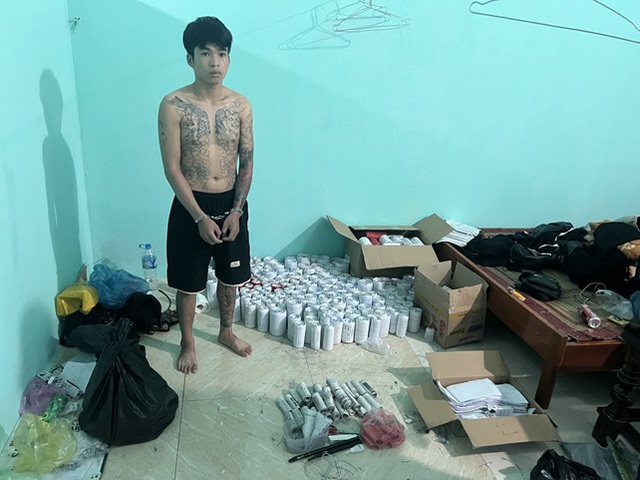 Bắt giam thanh niên thuê nhà trọ sản xuất trái phép gần 1 tạ pháo nổ - Ảnh 1. Bắt giam thanh niên thuê nhà trọ sản xuất trái phép gần 1 tạ pháo nổ - Ảnh 1.