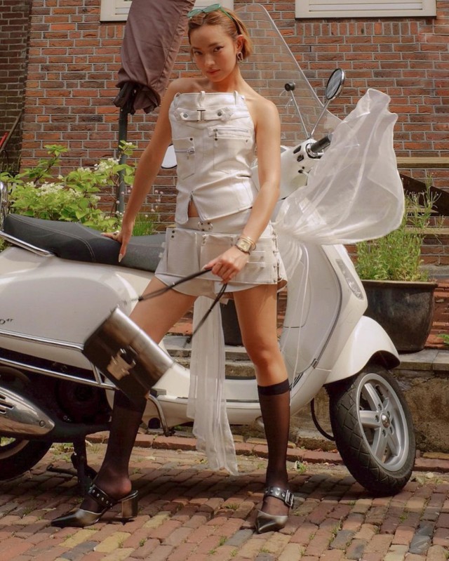Sao Việt nhân đôi độ sexy cho visual ngày thu nhờ tất da - Ảnh 13. Sao Việt nhân đôi độ sexy cho visual ngày thu nhờ tất da - Ảnh 13.