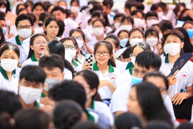 Bí thư T.Ư Đoàn Nguyễn Phạm Duy Trang chúc mừng 25 năm 'Tư vấn mùa thi' - Ảnh 3. Bí thư T.Ư Đoàn Nguyễn Phạm Duy Trang chúc mừng 25 năm 'Tư vấn mùa thi' - Ảnh 3.