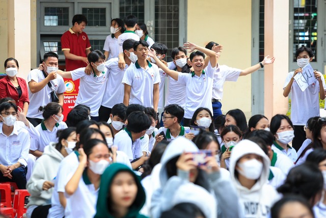 Bí thư T.Ư Đoàn Nguyễn Phạm Duy Trang chúc mừng 25 năm 'Tư vấn mùa thi' - Ảnh 8. Bí thư T.Ư Đoàn Nguyễn Phạm Duy Trang chúc mừng 25 năm 'Tư vấn mùa thi' - Ảnh 8.