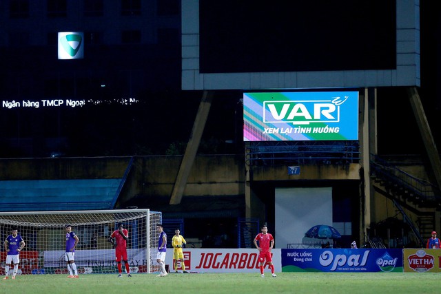VAR xuất hiện ở mọi trận đấu tại V-League, có khả thi? - Ảnh 1. VAR xuất hiện ở mọi trận đấu tại V-League, có khả thi? - Ảnh 1.
