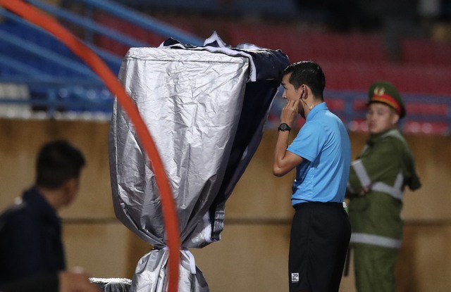 VAR xuất hiện ở mọi trận đấu tại V-League, có khả thi? - Ảnh 2. VAR xuất hiện ở mọi trận đấu tại V-League, có khả thi? - Ảnh 2.